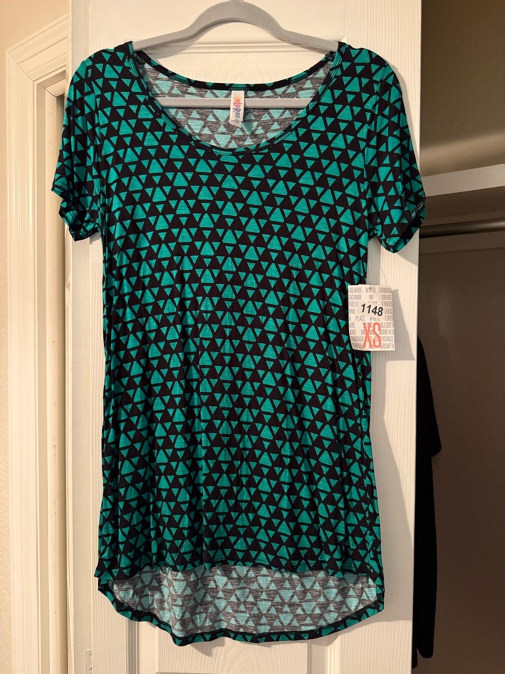 LuLaRoe Short Sleeve Scoop Neck Classic Tee in Teal Triangle Print